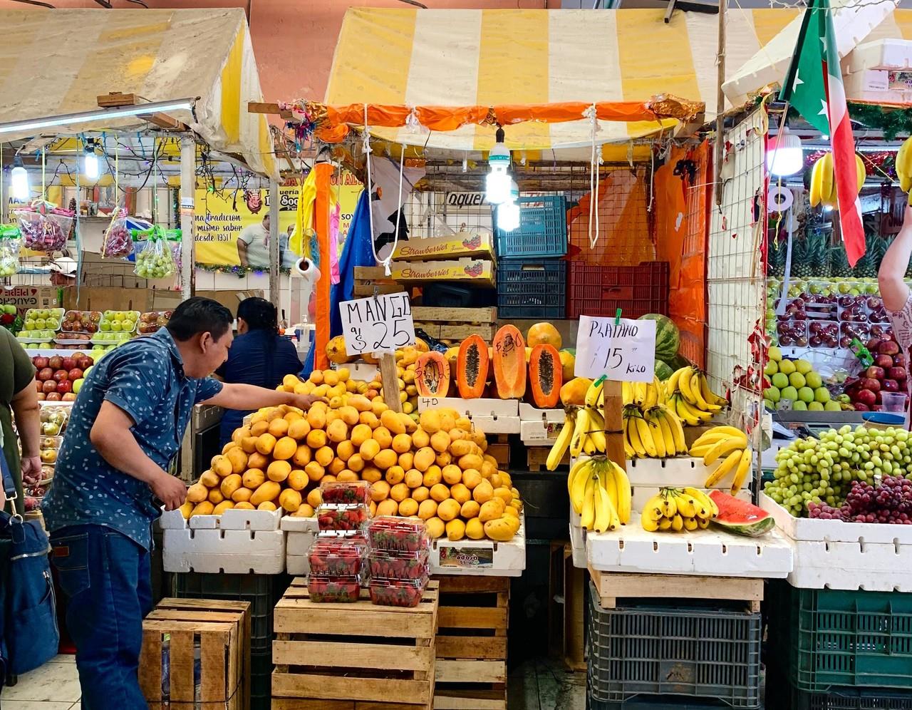 Venta de frutas y verduras en el mercado Lucas Gálvez. Foto: Adity Cupil