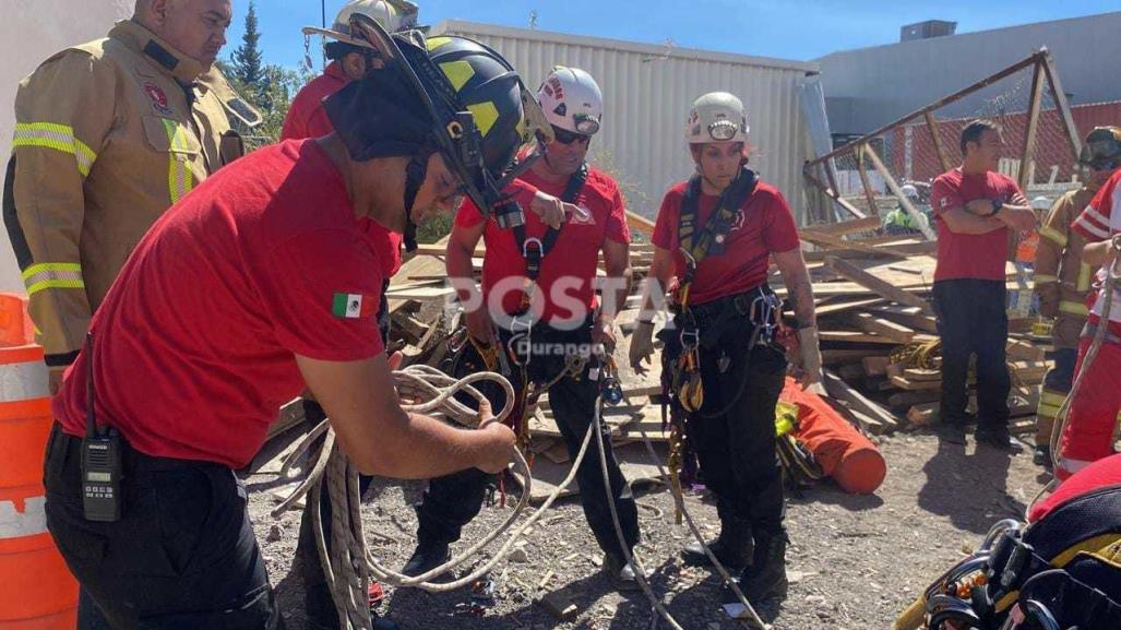 Rescatan a un hombre tras caer a pozo de 10 metros