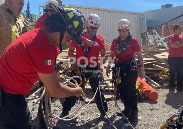 Rescatan a un hombre tras caer a pozo de 10 metros