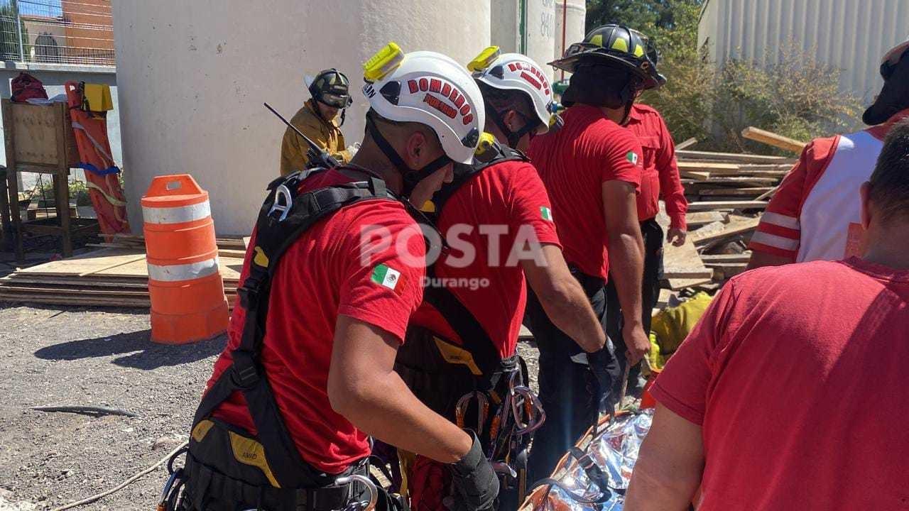 Rescatan a un hombre tras caer a pozo de 10 metros