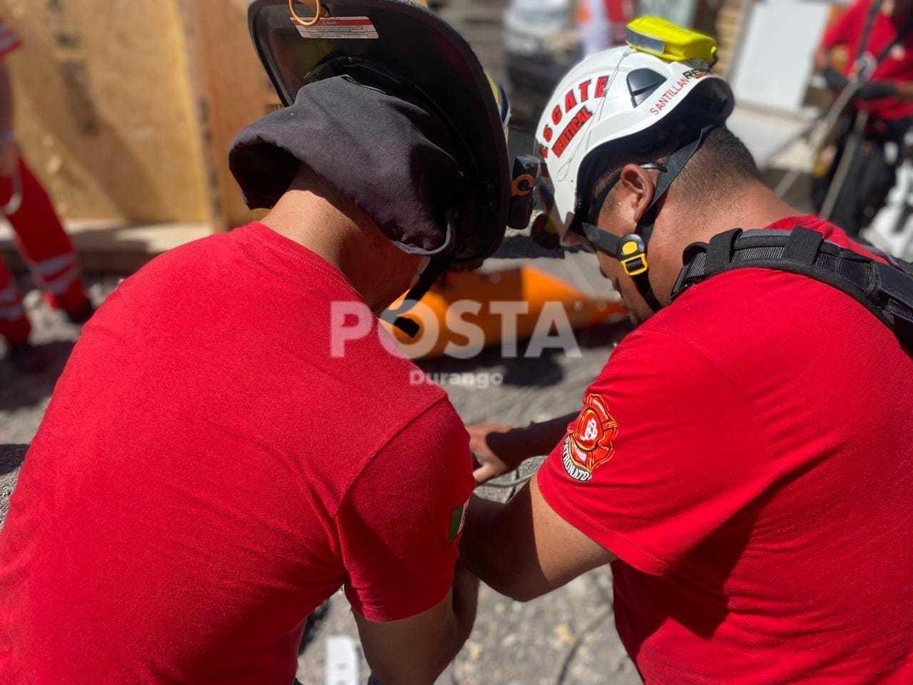 Rescatan a un hombre tras caer a pozo de 10 metros