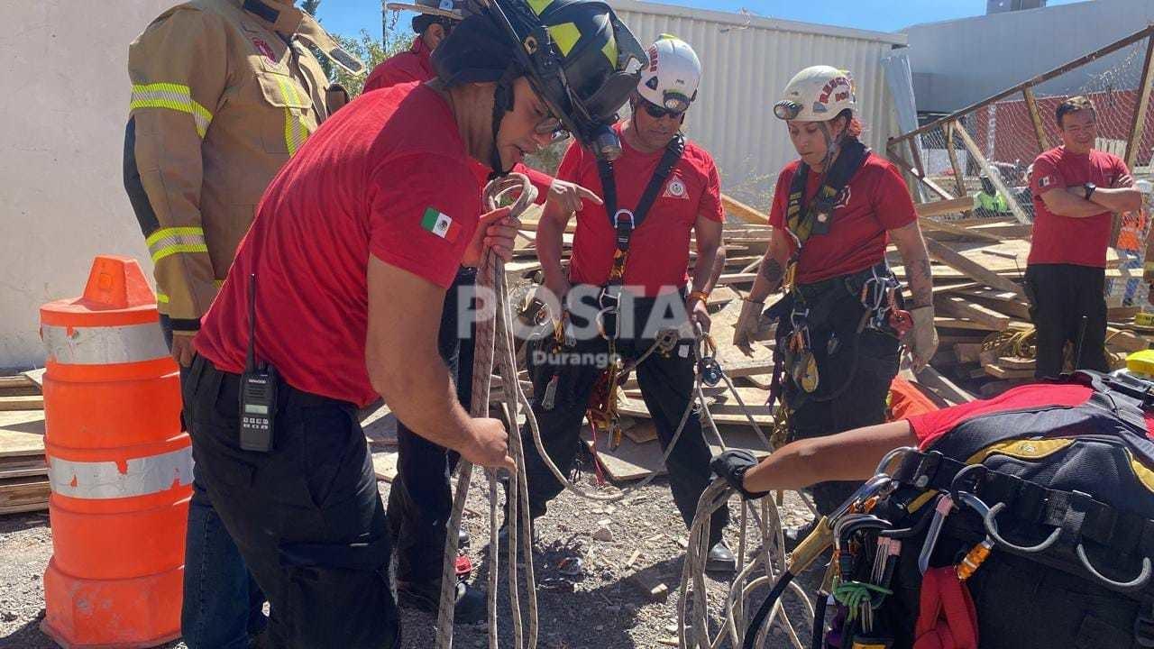 Rescatan a un hombre tras caer a pozo de 10 metros