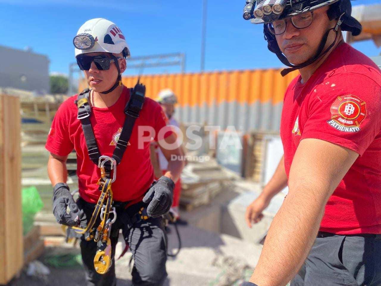 Rescatan a un hombre tras caer a pozo de 10 metros