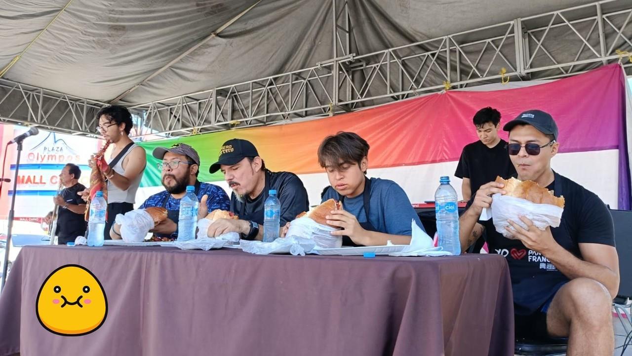 Los participantes debían comer un lonche de El Payo. (Fotografía: Gobierno de Torreón)