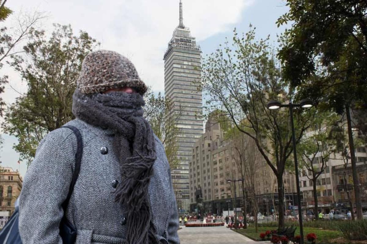 Persona frente en la Alameda Central frente a la Torre Latino.   Foto: Especial