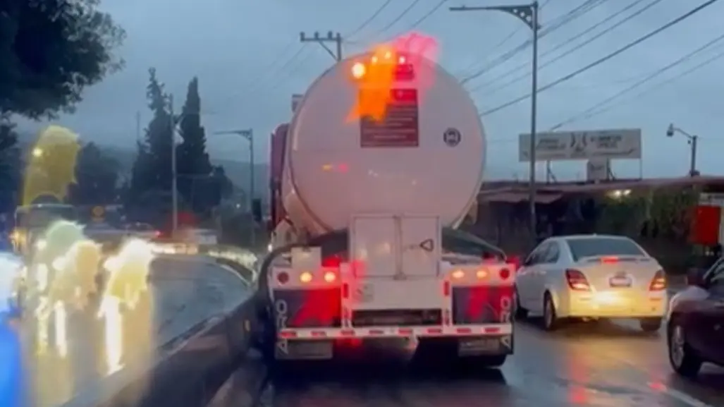 Conductor de pipa cargada con agua choca contra muro de concreto y huye