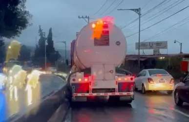 Conductor de pipa cargada con agua choca contra muro de concreto y huye