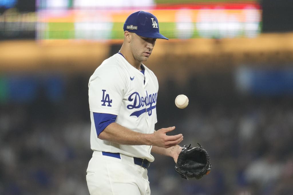 El lanzador de los Dodgers de Los Ángeles, Jack Flaherty espera para lanzar ante los Mets de Nueva York durante la séptima entrada del Juego 1 de la Serie de Campeonato de la Liga Nacional, el domingo 13 de octubre de 2024, en Los Ángeles. (AP Foto/Ashley 