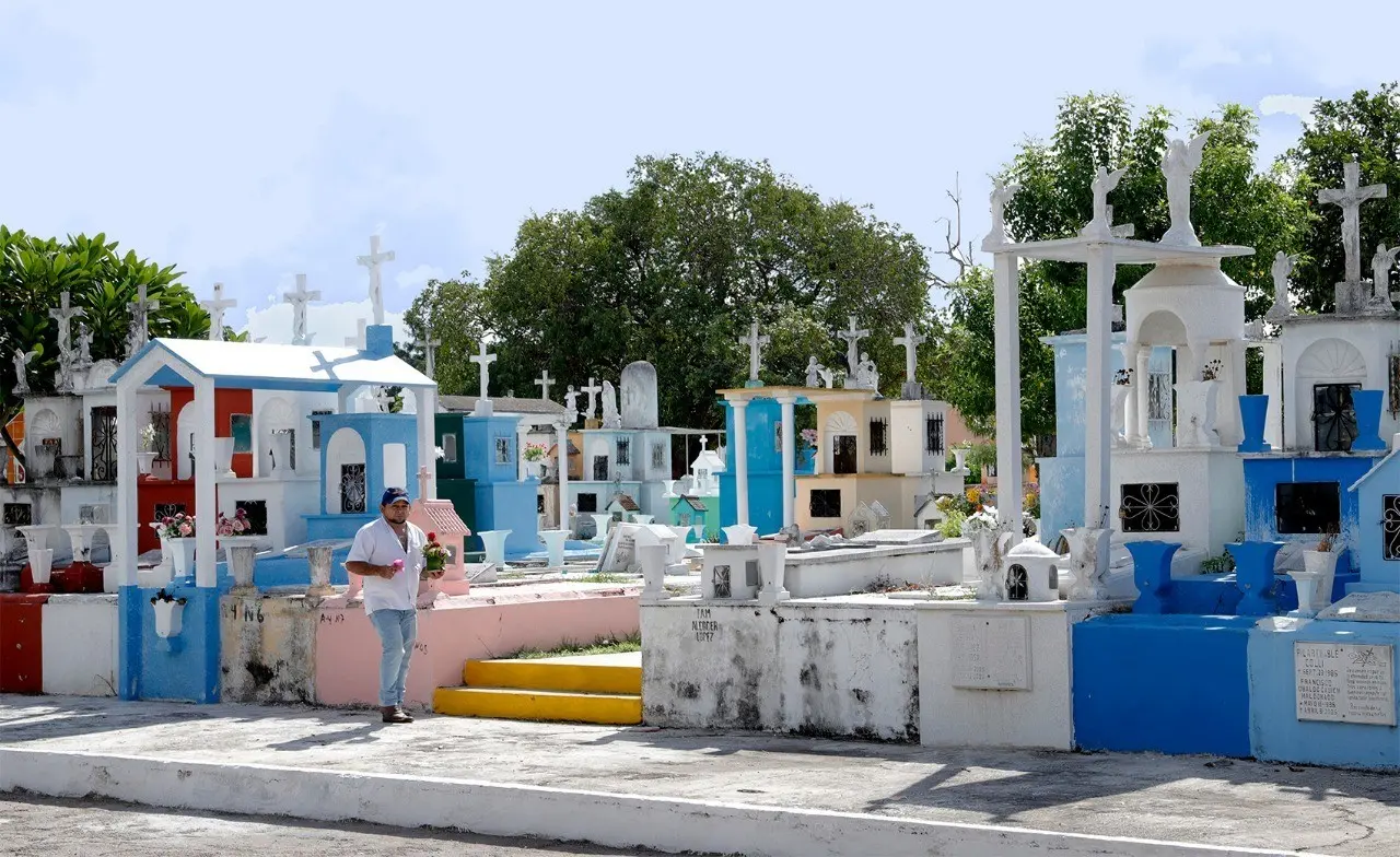 Como cada año, los servicios municipales del Ayuntamiento de Mérida se preparan para darle manutención a los cementerios de la ciudad y las comisarías por el Día de Muertos.- Foto de Telesur Yucatán