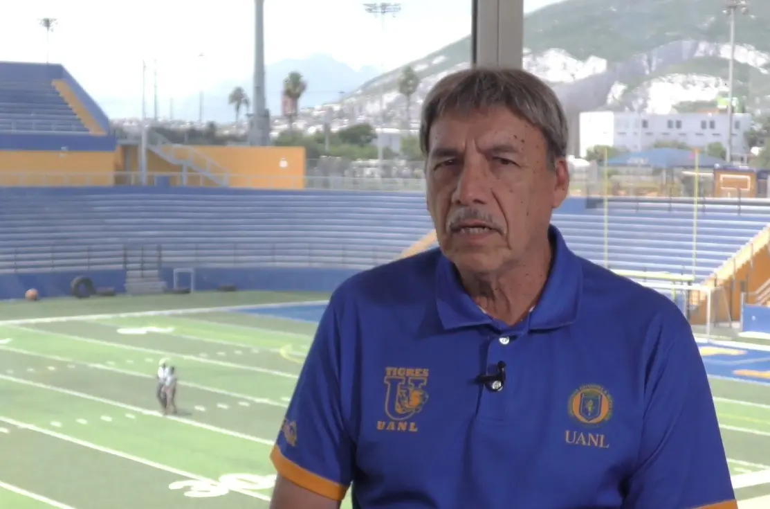 Héctor Medina Lozoya entrenador del equipo de básquetbol femenil de la UANL. Foto: YouTube UANL.