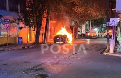 Auto en llamas moviliza a bomberos al centro de Monterrey (VIDEO)