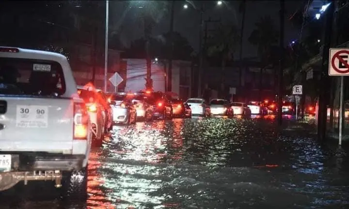 Las intensas lluvias registradas desde la noche del domingo y durante la madrugada del lunes causaron diversos estragos en la ciudad de Tampico, Tamaulipas. Foto: Redes sociales