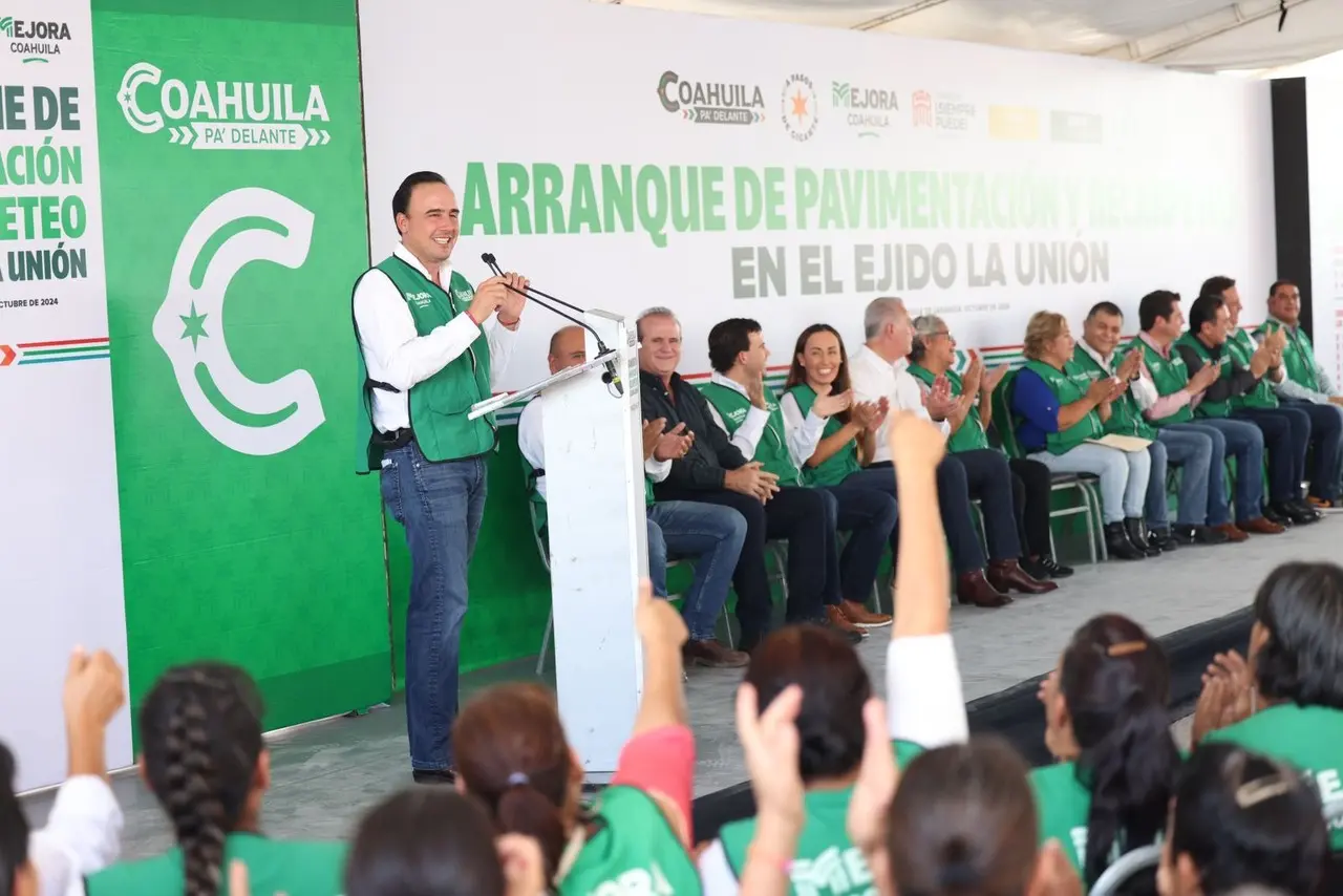 El gobernador Manolo Jiménez en el arranque de la obra.  (Fotografía: Gobierno de Coahuila)