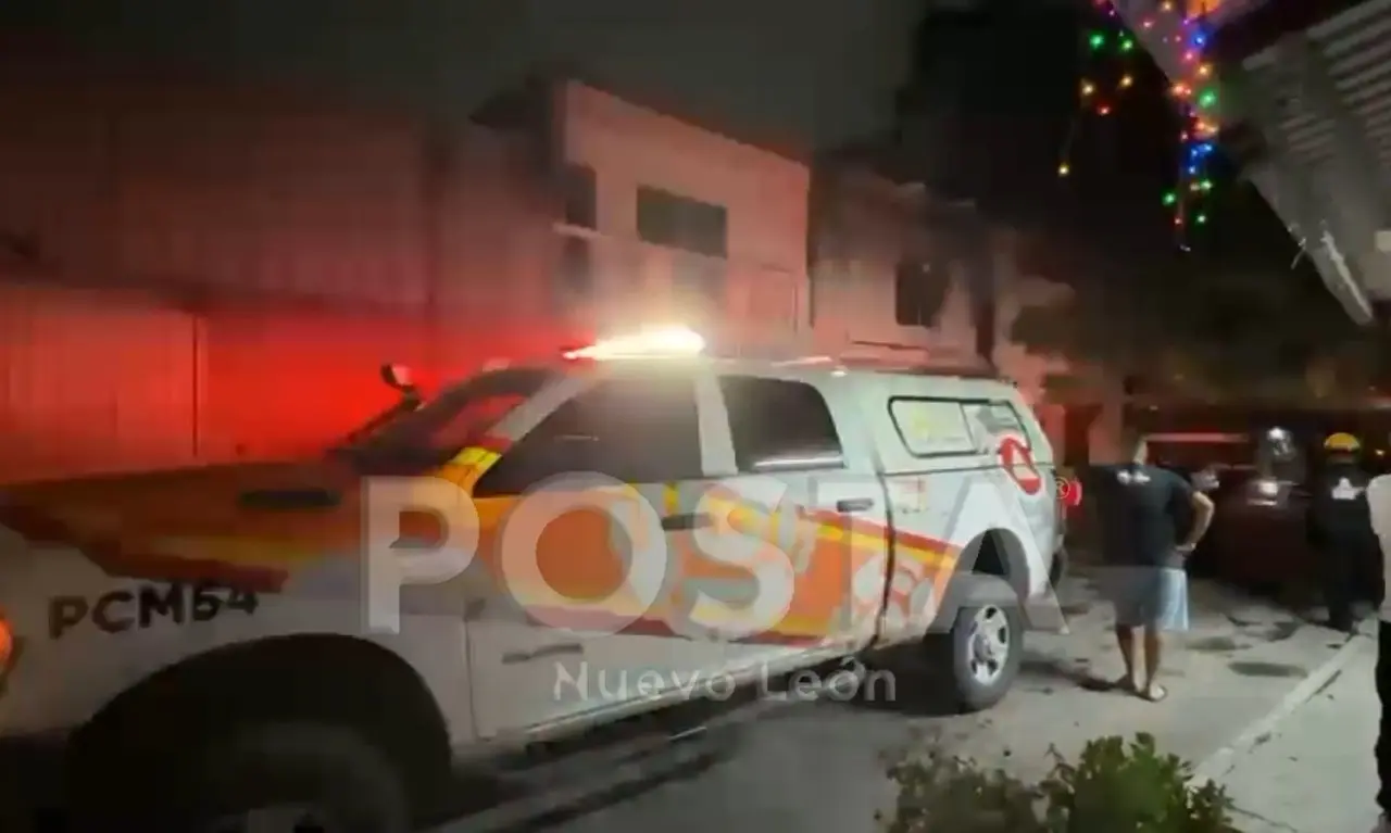 Rescatistas de Protección Civil afuera del domicilio donde ocurrió el incendio. Foto: POSTA MX.