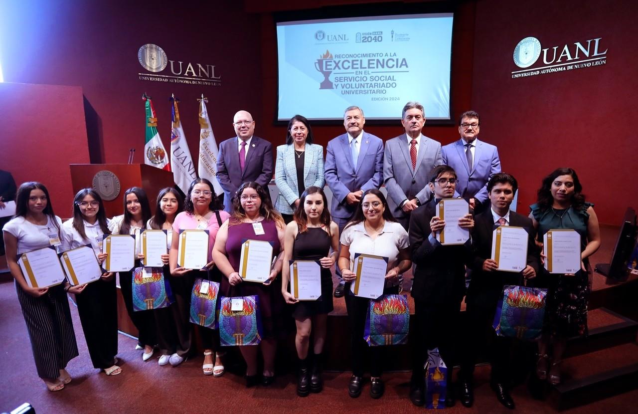 Los ganadores del Reconocimiento a la excelencia en el servicio social y voluntariado universitario 2024, junto con el rector Santos Guzmán. Foto: UANL