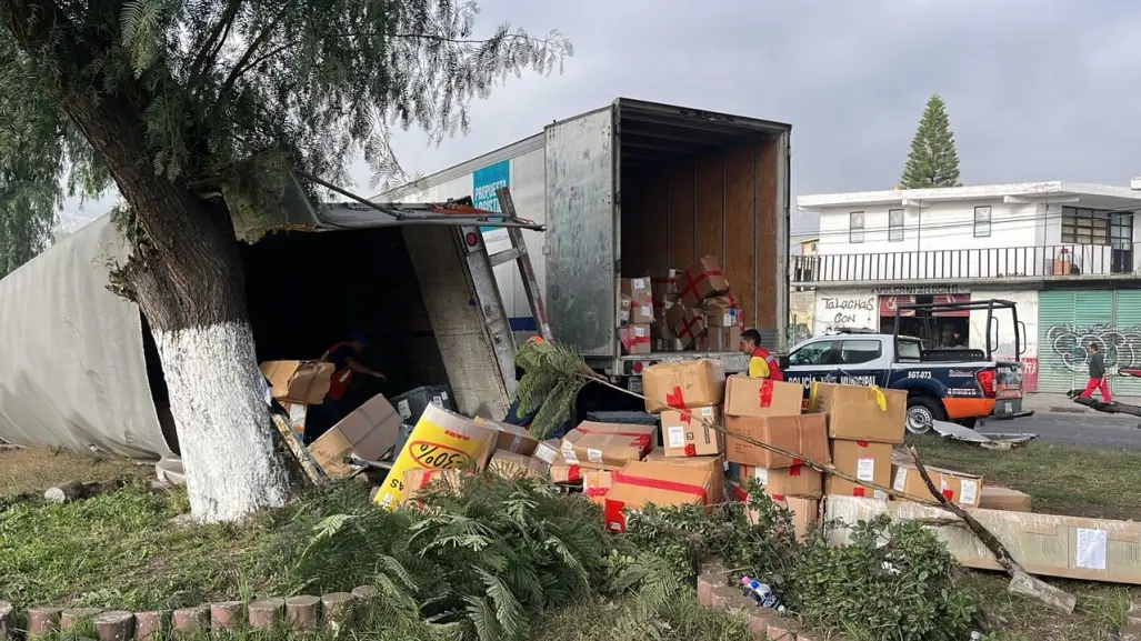 ¡De toda talla! Vuelca tráiler con 12 toneladas de ropa en Ecatepec