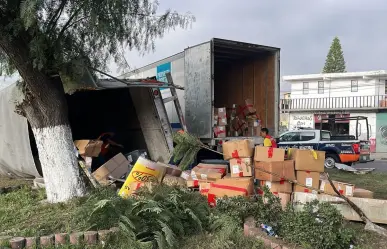 ¡De toda talla! Vuelca tráiler con 12 toneladas de ropa en Ecatepec