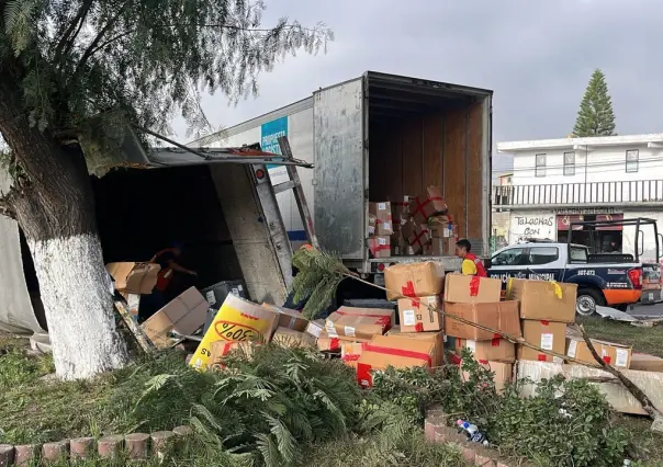 ¡De toda talla! Vuelca tráiler con 12 toneladas de ropa en Ecatepec