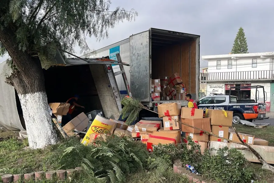 ¡De toda talla! Vuelca tráiler con 12 toneladas de ropa en Ecatepec