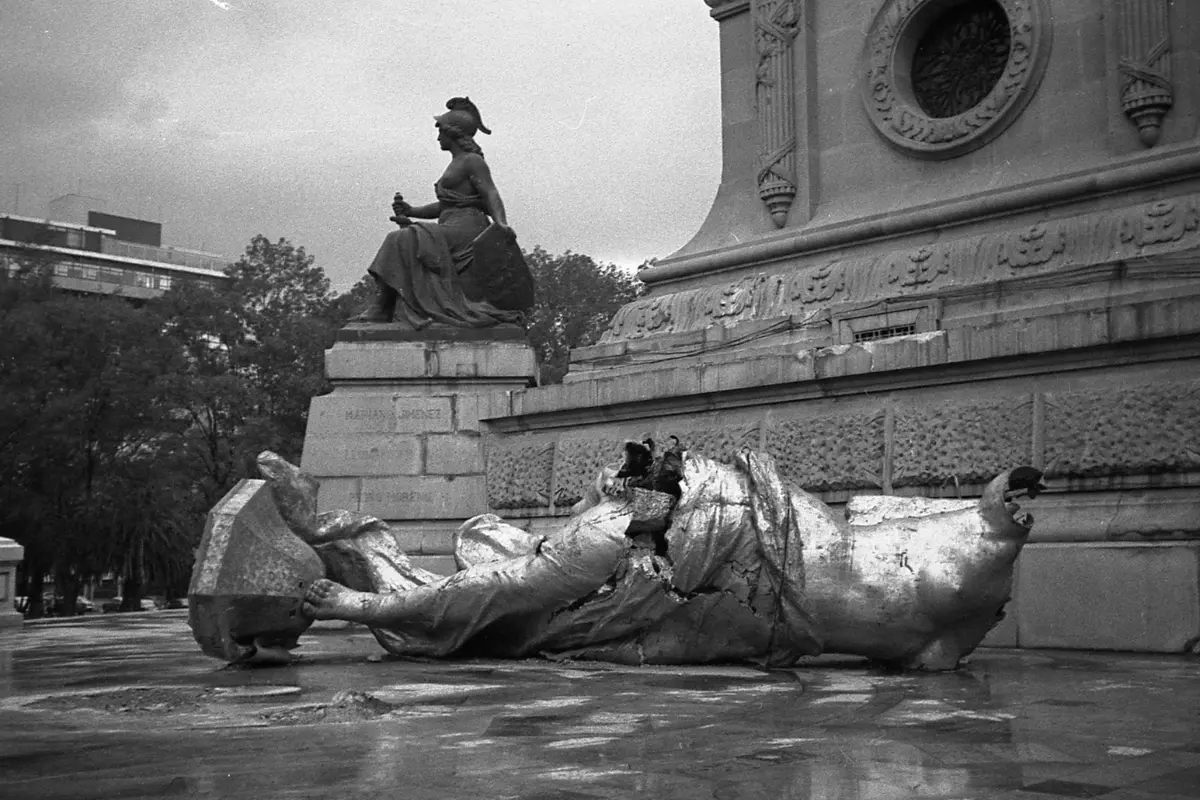 El Ángel de la Independencia el día que se cayó. Foto: Museo Archivo de la Fotografía