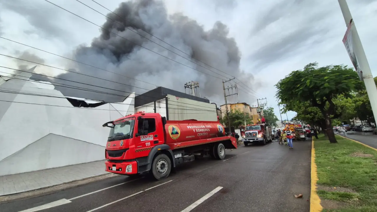 Reportan el incendio de un club nocturno en Villahermosa. Créditos: Armando de la Rosa.