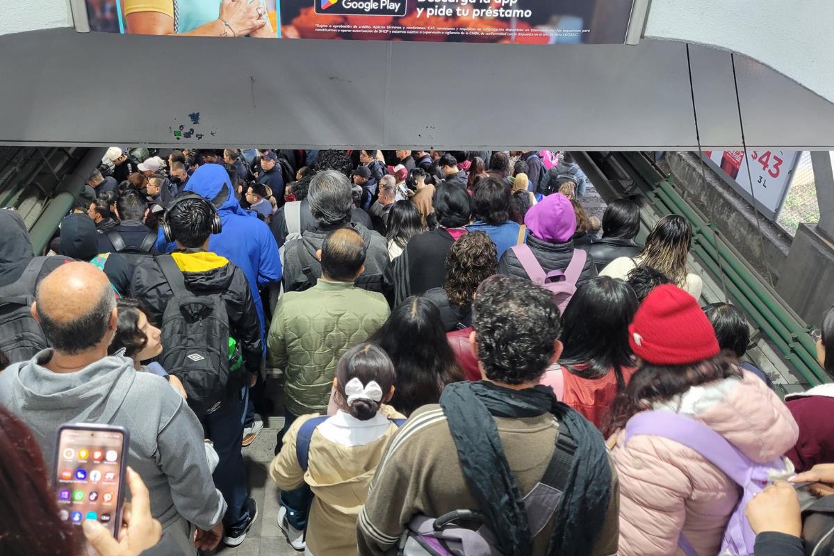 Largas esperas en Línea 8 del Metro. Foto: @VanBuuren1903