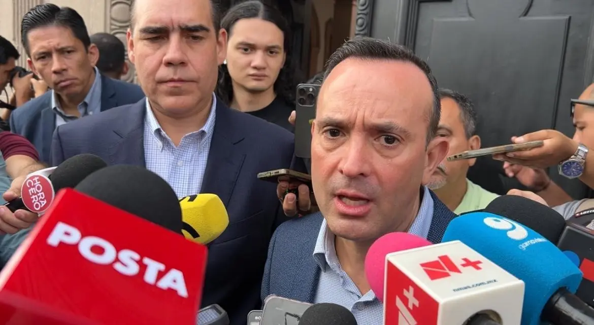 Heriberto Treviño y Carlos de la Fuente a las afueras del Palacio de Gobierno. Foto: Armando Galicia.