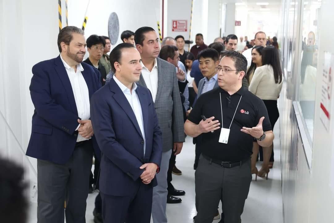 El gobernador Manolo Jiménez junto a empresarios de LG. (Fotografía: Manolo Jiménez)