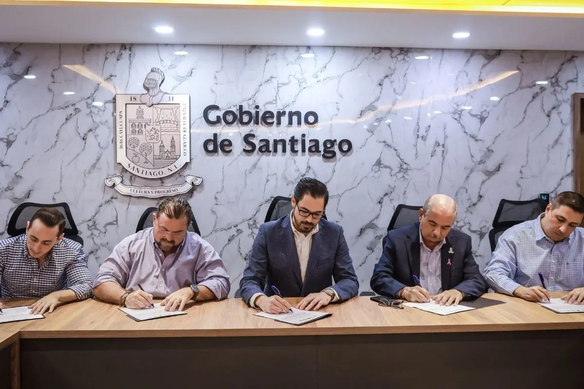 Alcaldes firmando un acuerdo. Foto: Gobierno de Santiago