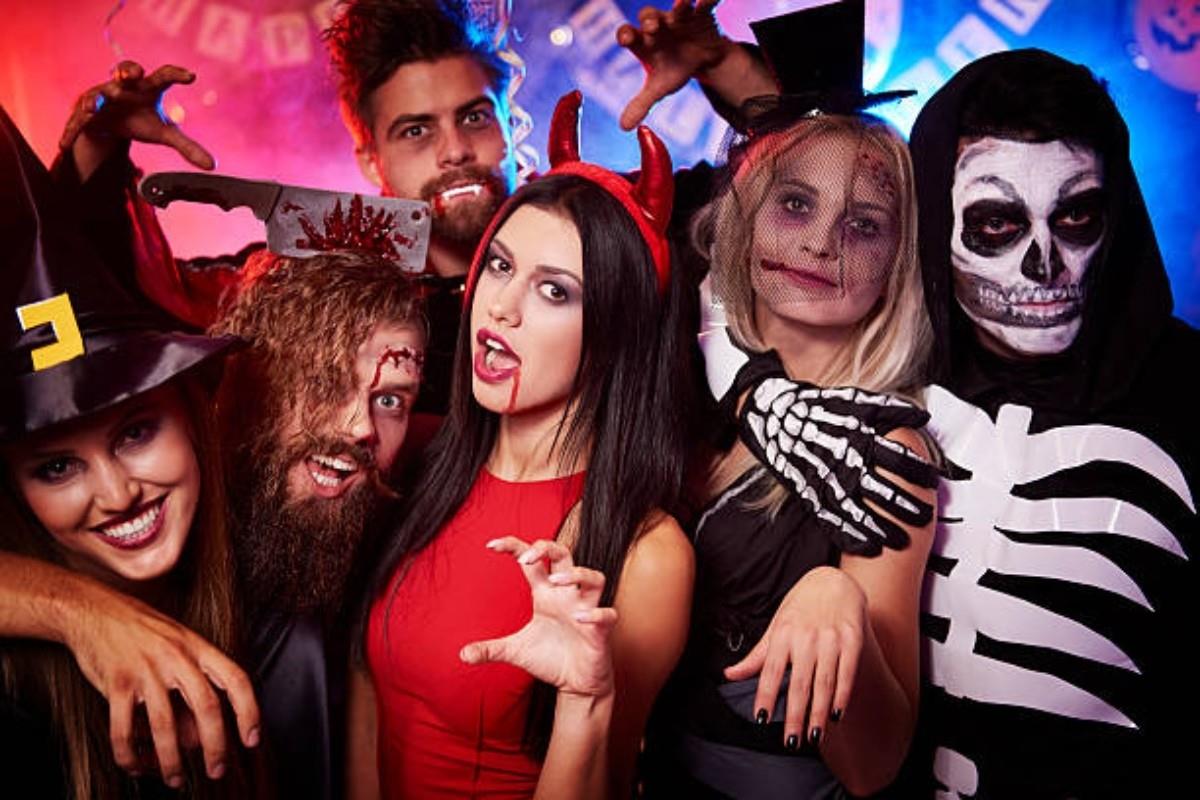 Personas disfrazadas para fiesta de Halloween Foto; Pexels