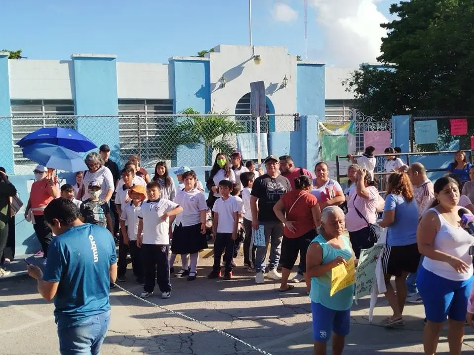 Padres protestan en una escuela primaria de Mérida por falta de maestros (FOTOS)