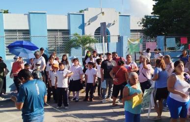 Padres protestan en una escuela primaria de Mérida por falta de maestros (FOTOS)