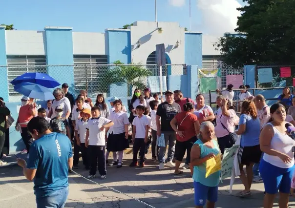 Padres protestan en una escuela primaria de Mérida por falta de maestros (FOTOS)