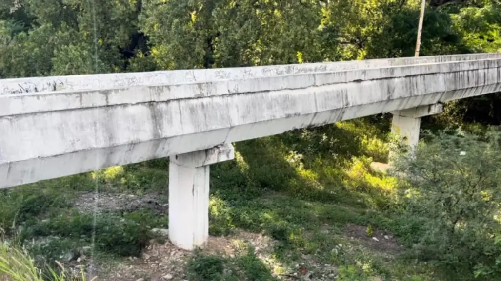 ¡Qué miedo! Puente peatonal del Río San Marcos se cae a pedazos