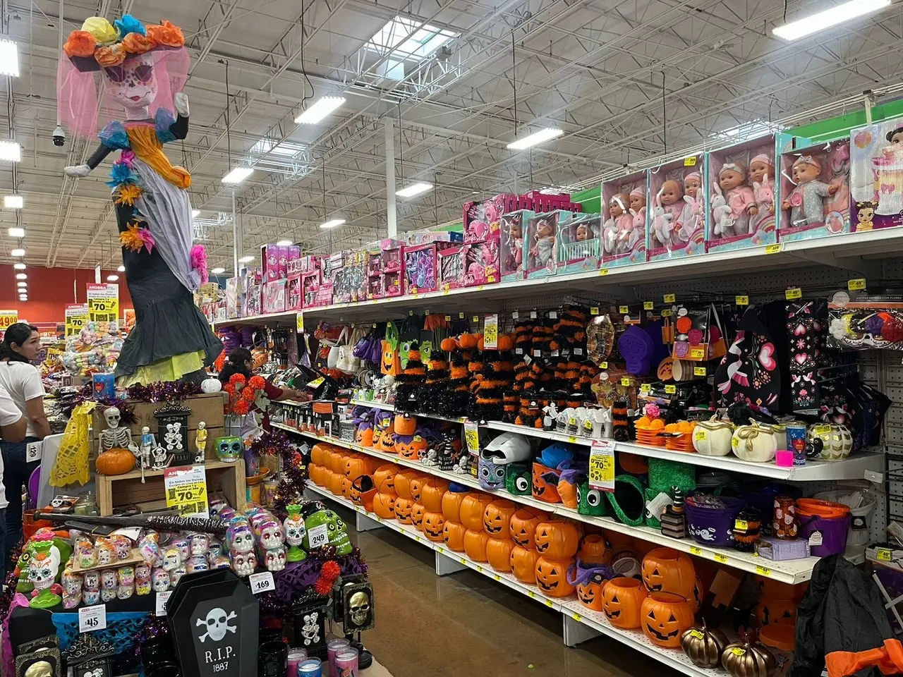 Ahorita que ya está a la vuelta de la esquina Halloween y el Día de Muertos, pusieron muchas buenas ofertas. Foto: POSTA.