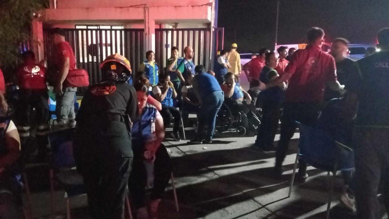 Rescatistas atendiendo a los afectados por la fuga de gases. Foto: Protección Civil de Nuevo León.