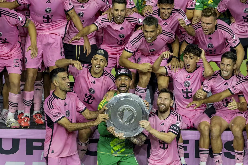 El delantero de Inter Miami Lionel Messi, al frente, al centro a la derecha, celebra con sus compañeros. (David Santiago/Miami Herald vía AP)