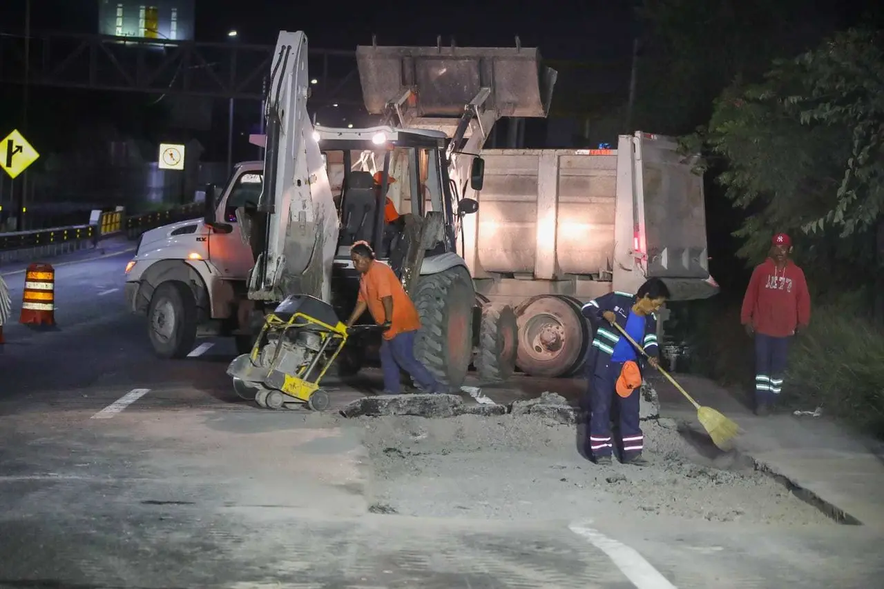 Trabajadores del municipio de Monterrey en las labores de bacheo. Foto: Gobierno de Monterrey.