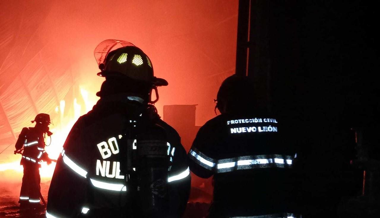 Bomberos y elementos de Protección Civil atendiendo el incendio en la fábrica de plásticos. Foto: Protección Civil de Nuevo León.