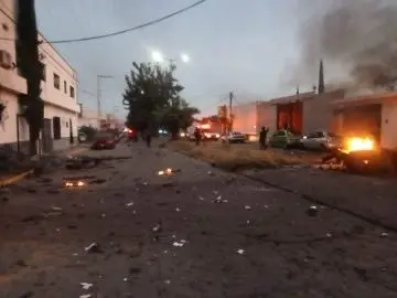 Daños que dejó la explosión del coche bomba en Acámbaro. Foto: X @david_ordaz.