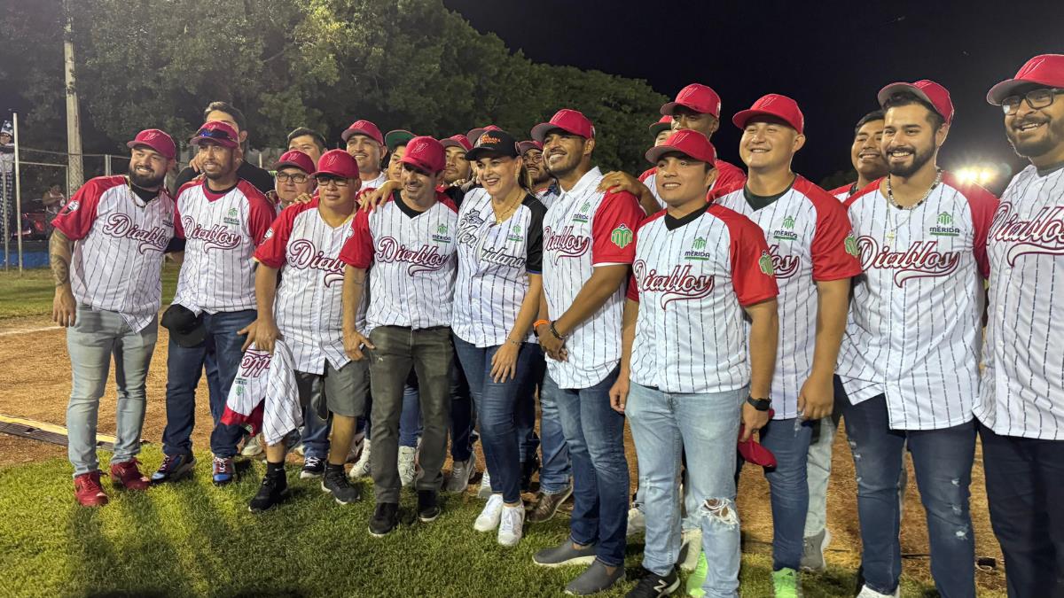 La alcaldesa de Mérida fue la encargada de lanzar la primera pelota Foto: Patricia Euan