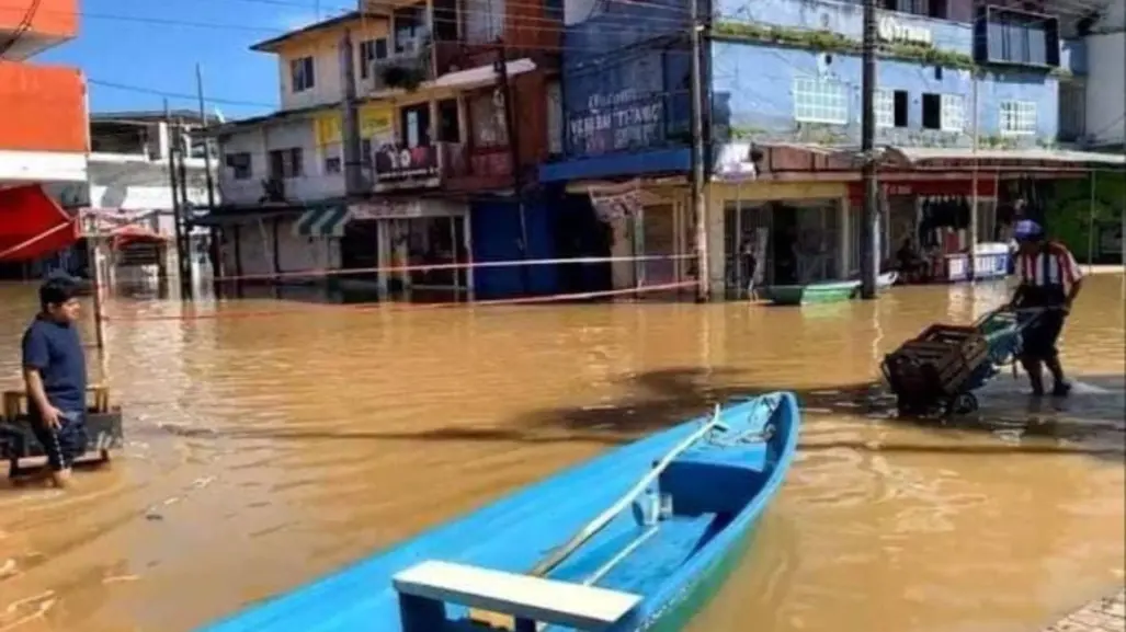 Cinco ríos de Veracruz se desbordan; la gente usa lanchas en las calles