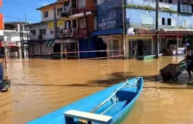 Cinco ríos de Veracruz se desbordan; la gente usa lanchas en las calles