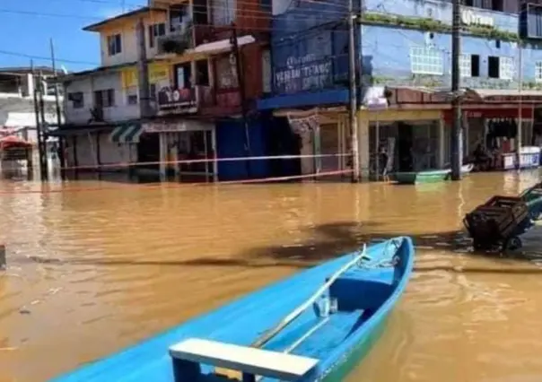 Cinco ríos de Veracruz se desbordan; la gente usa lanchas en las calles