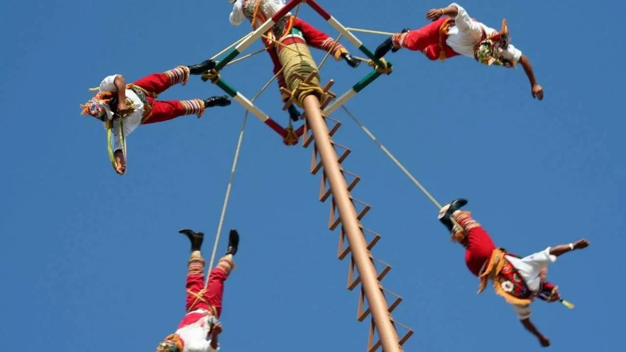 El ritual de los voladores es una danza asociada a la fertilidad ejecutada por varios grupos étnicos, no solo en México, como muchos pensamos, sino también en distintos departamentos de Guatemala, como Quiché y Chichicastenango. Foto: Redes sociales