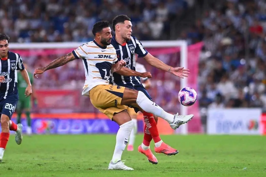 Jugadores de Pumas y Rayados en disputa del balón. Foto: Facebook Pasión por Pumas.