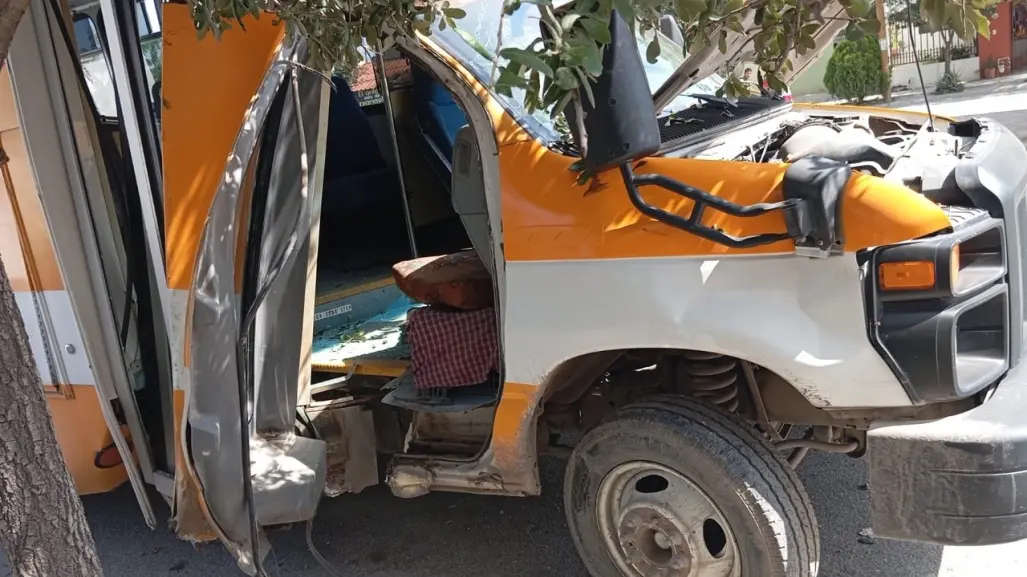 Accidente de transporte escolar en El Carmen deja a 10 menores heridos