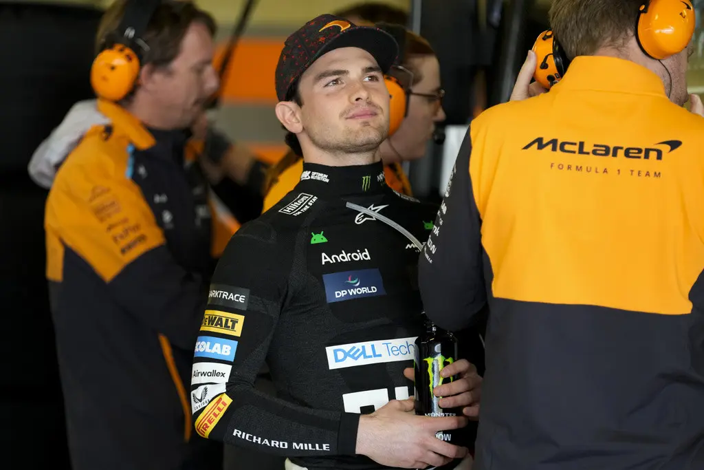 El piloto mexicano de McLaren Pato OWard recibe instrucciones durante la primera práctica previa al Gran Premio de México de Fórmula Uno, en la Ciudad de México el viernes 25 de octubre del 2024. (AP Foto/Moisés Castillo)