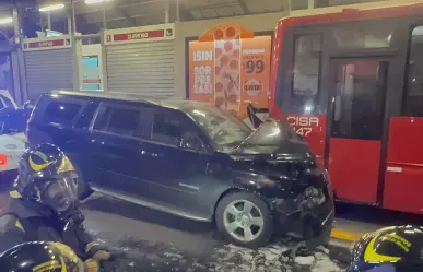 Accidente en Metrobús de la Línea 1, se estampa una camioneta blindada