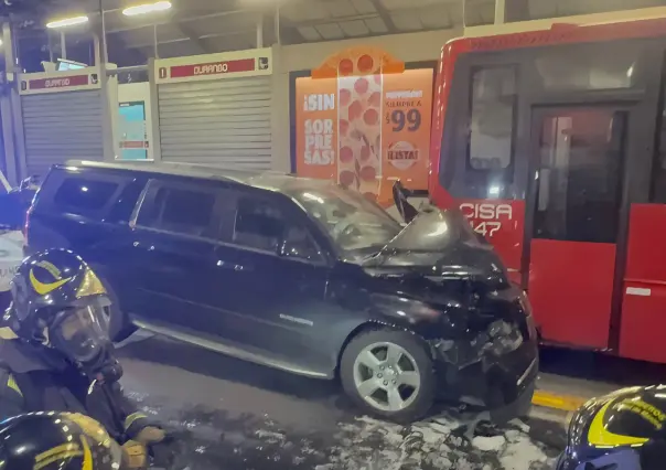 Accidente en Metrobús de la Línea 1, se estampa una camioneta blindada